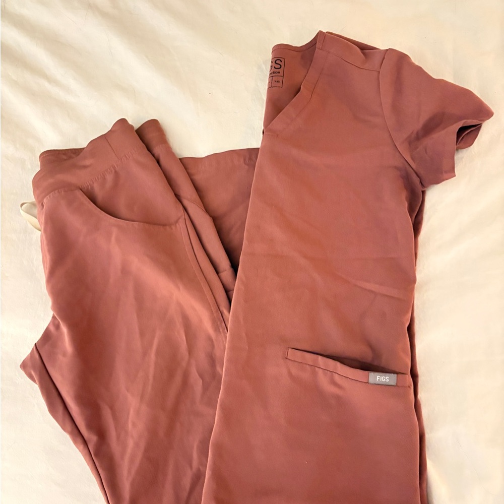 Figs Women’s Scrub Top and Pants Set - Dusty Rose - Picture 2 of 5